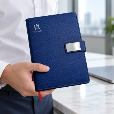 Minh họa cầm sổ A5 xanh tai nam châm trước buổi họp