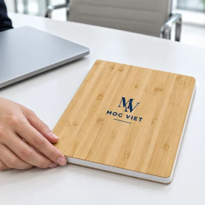 Minh họa sổ bìa tre in Mộc Việt đặt trên bàn họp