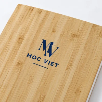 Cận cảnh minh họa logo Mộc Việt trên vân bìa tre