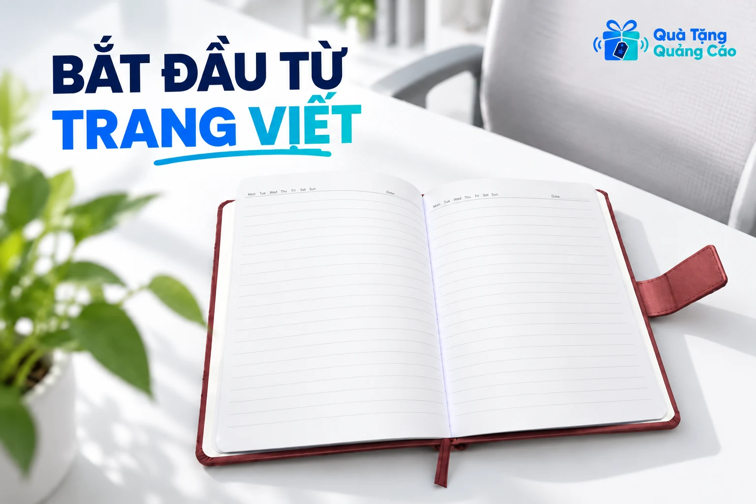 Sổ bìa đỏ nâu mở hai trang kẻ dòng trong bối cảnh ghi chép