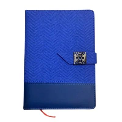 Bìa sổ xanh cobalt phối xanh navy với vân xương cá, tai cài và chi tiết kim loại màu vàng