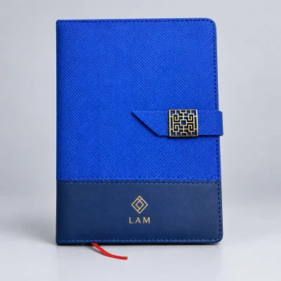 Mô phỏng logo LAM và biểu tượng hình học màu vàng trên dải xanh navy của sổ