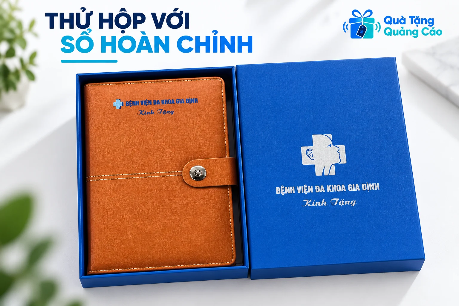 Sổ nâu cam trong đáy hộp xanh và nắp hộp có sẵn theo mẫu tham khảo