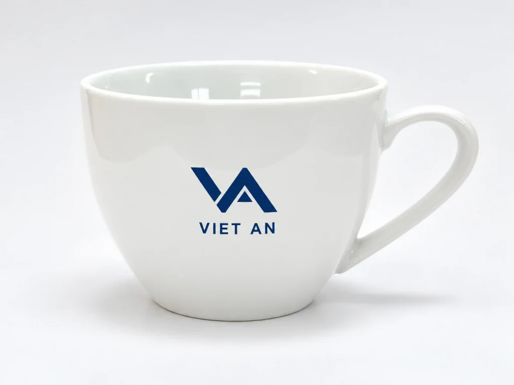 Mô phỏng logo VIET AN trên tách sứ trắng 105CF