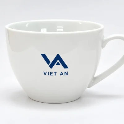 Mô phỏng logo VIET AN trên tách sứ trắng 105CF