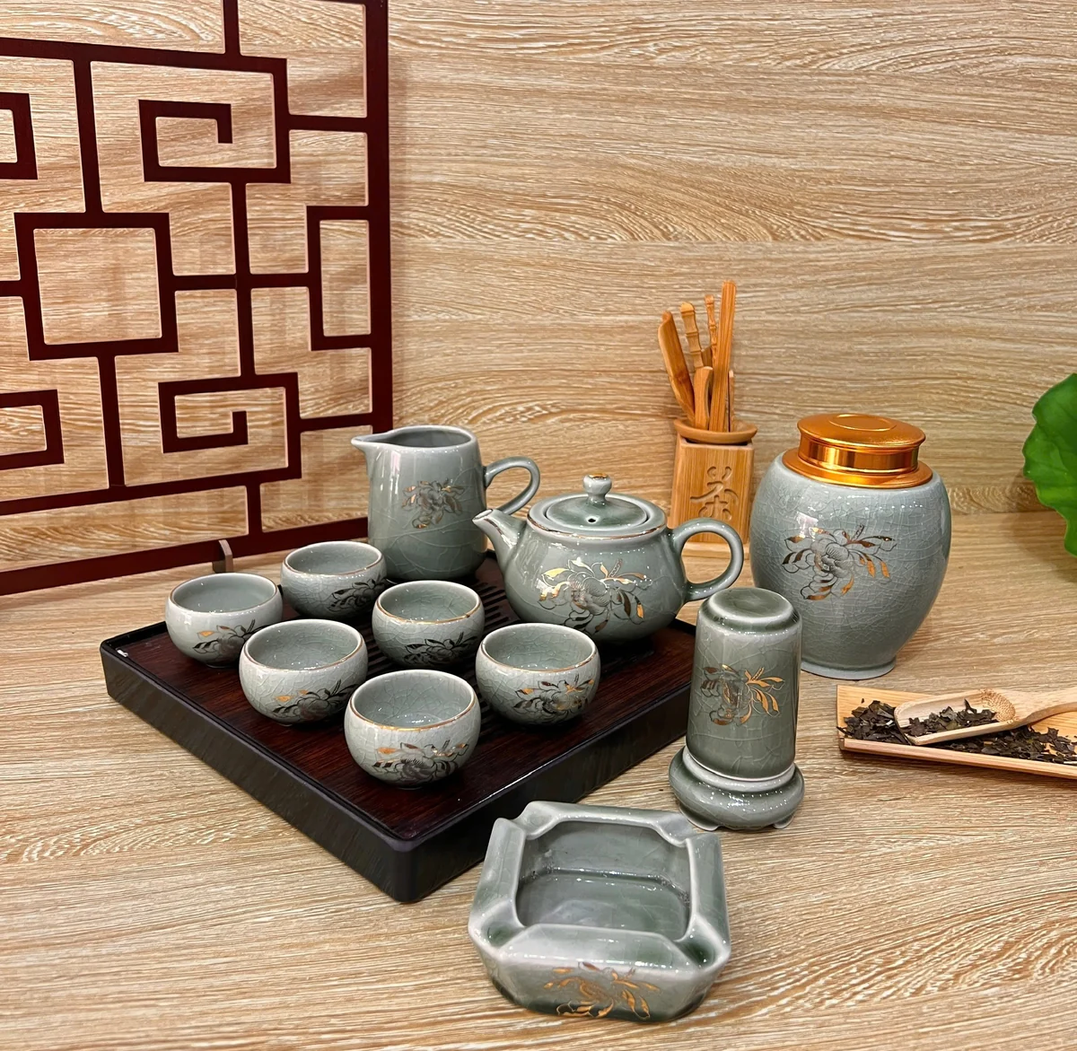 Bộ trà men xám có sáu chén cùng bình tống, hũ trà và dụng cụ trên khay