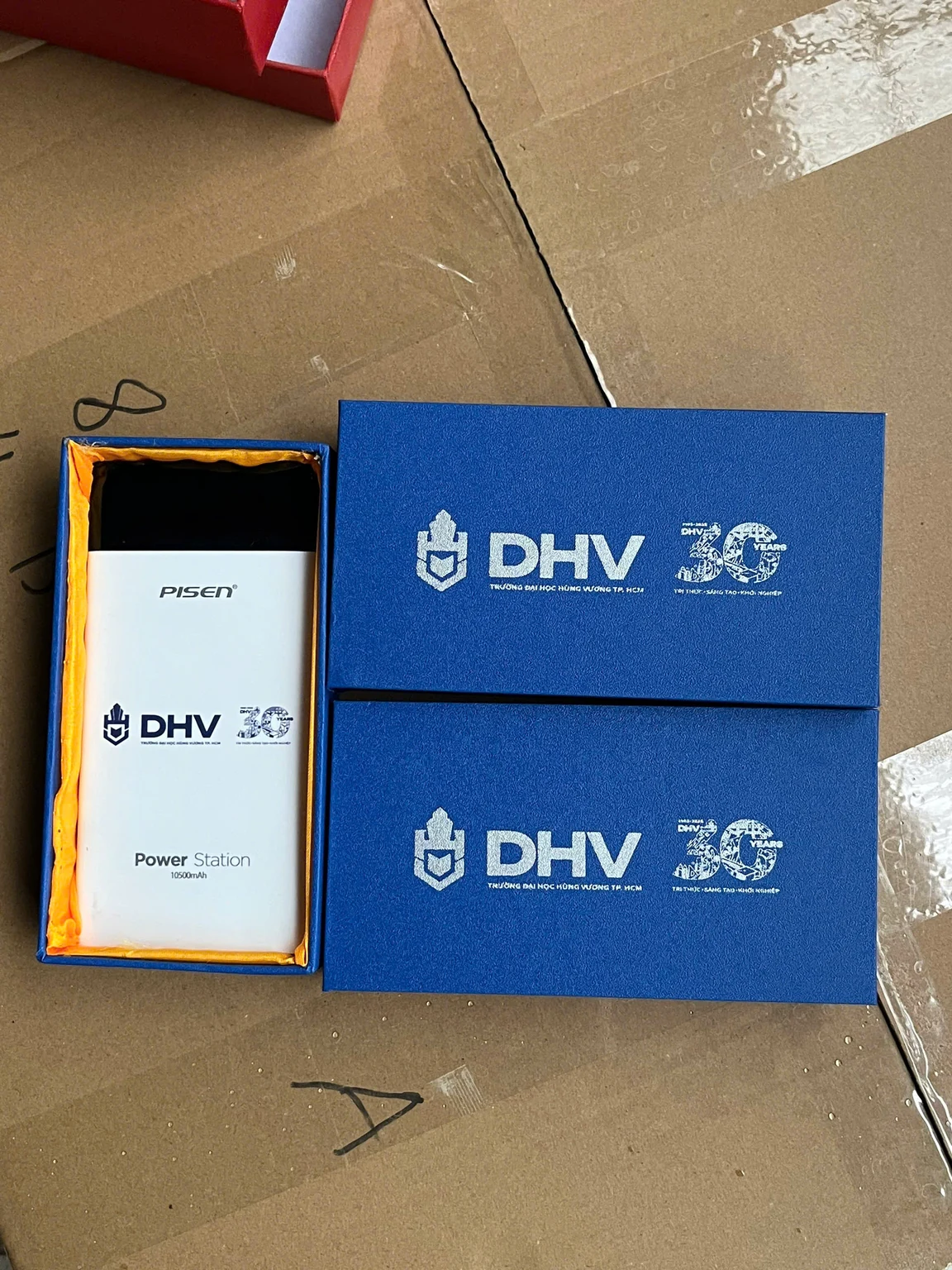 Thiết bị Pisen trong hộp xanh cùng hai nắp hộp mang nhận diện DHV