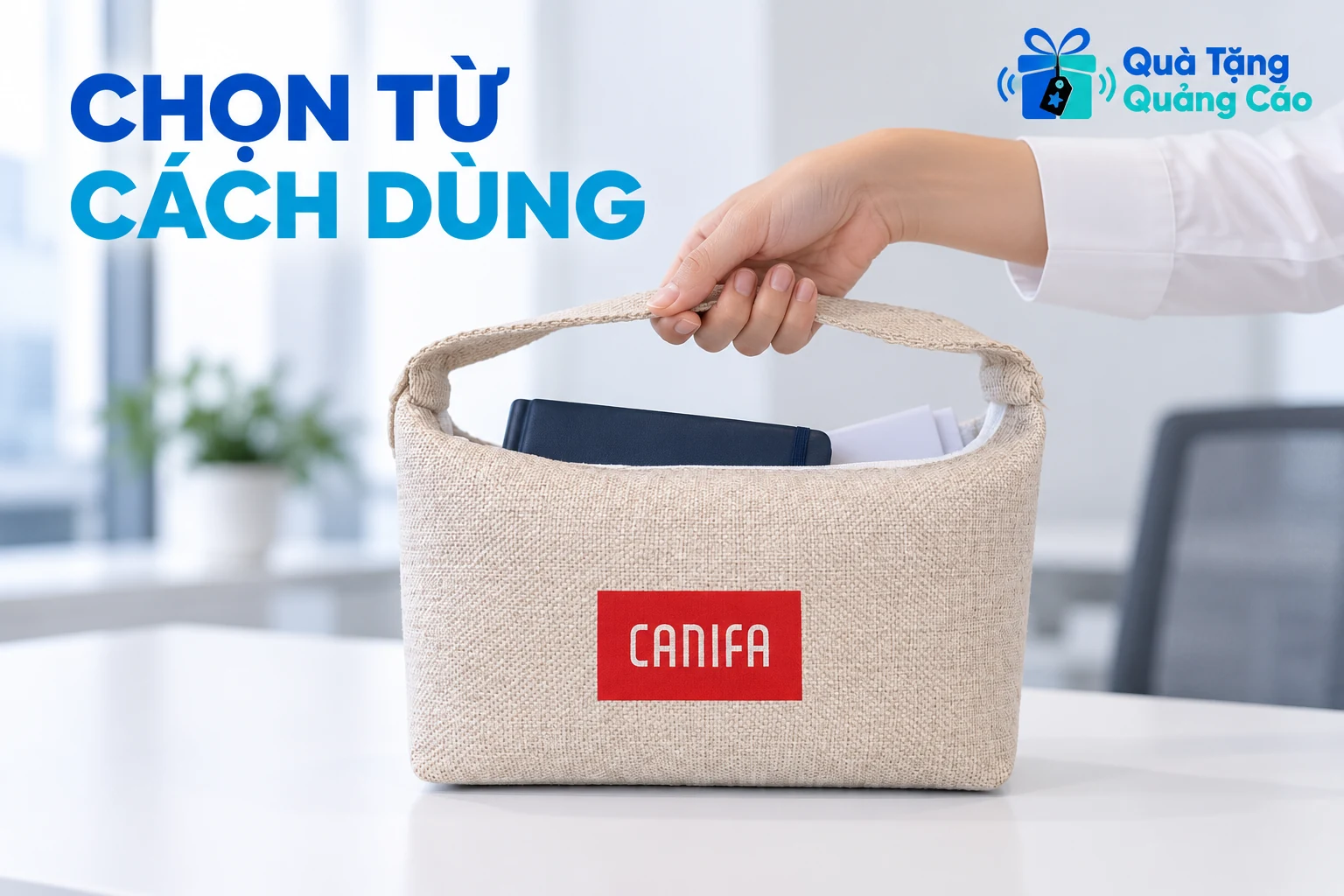 Tay cầm quai túi dáng ngang với đồ dùng trong cảnh minh họa