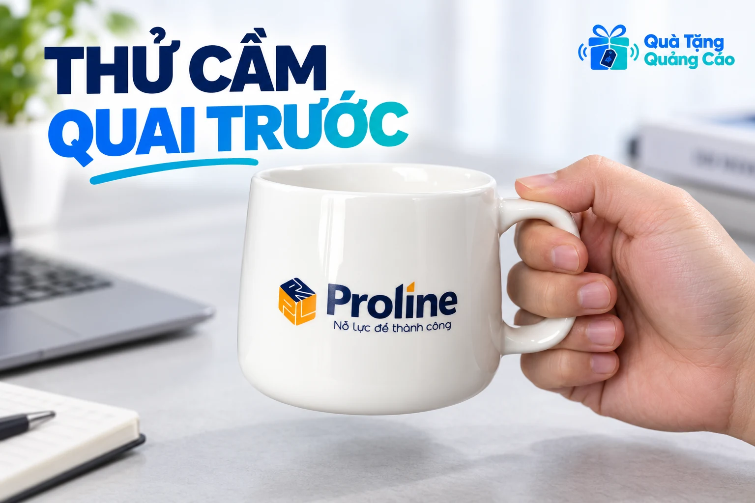 Tay cầm quai chữ D của cốc trắng trong tư thế sử dụng minh họa