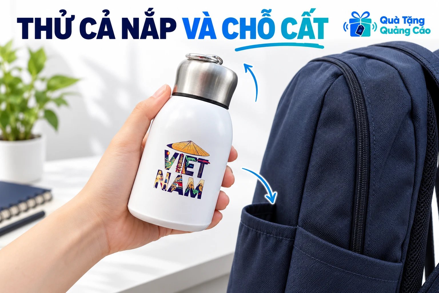 Cầm bình đã đóng nắp cạnh miệng ngăn túi để thử cách cất và lấy
