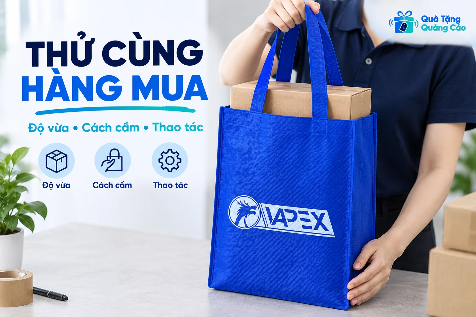Thử cách cầm túi không dệt cùng kiện hàng mua
