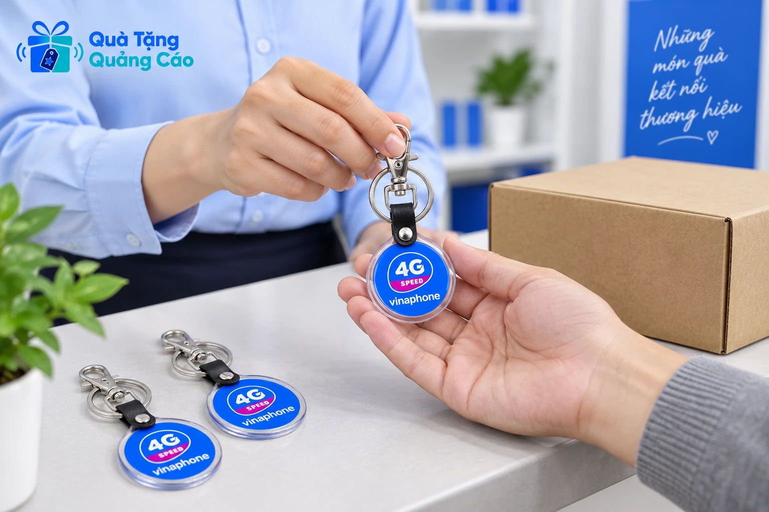 Nhân viên trao móc khóa cùng kiện hàng tại quầy minh họa