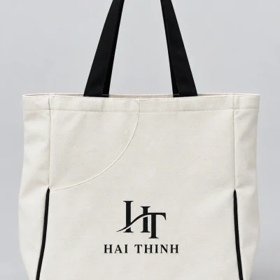 Minh họa logo HT HAI THINH một màu đen trên mặt túi canvas sáng