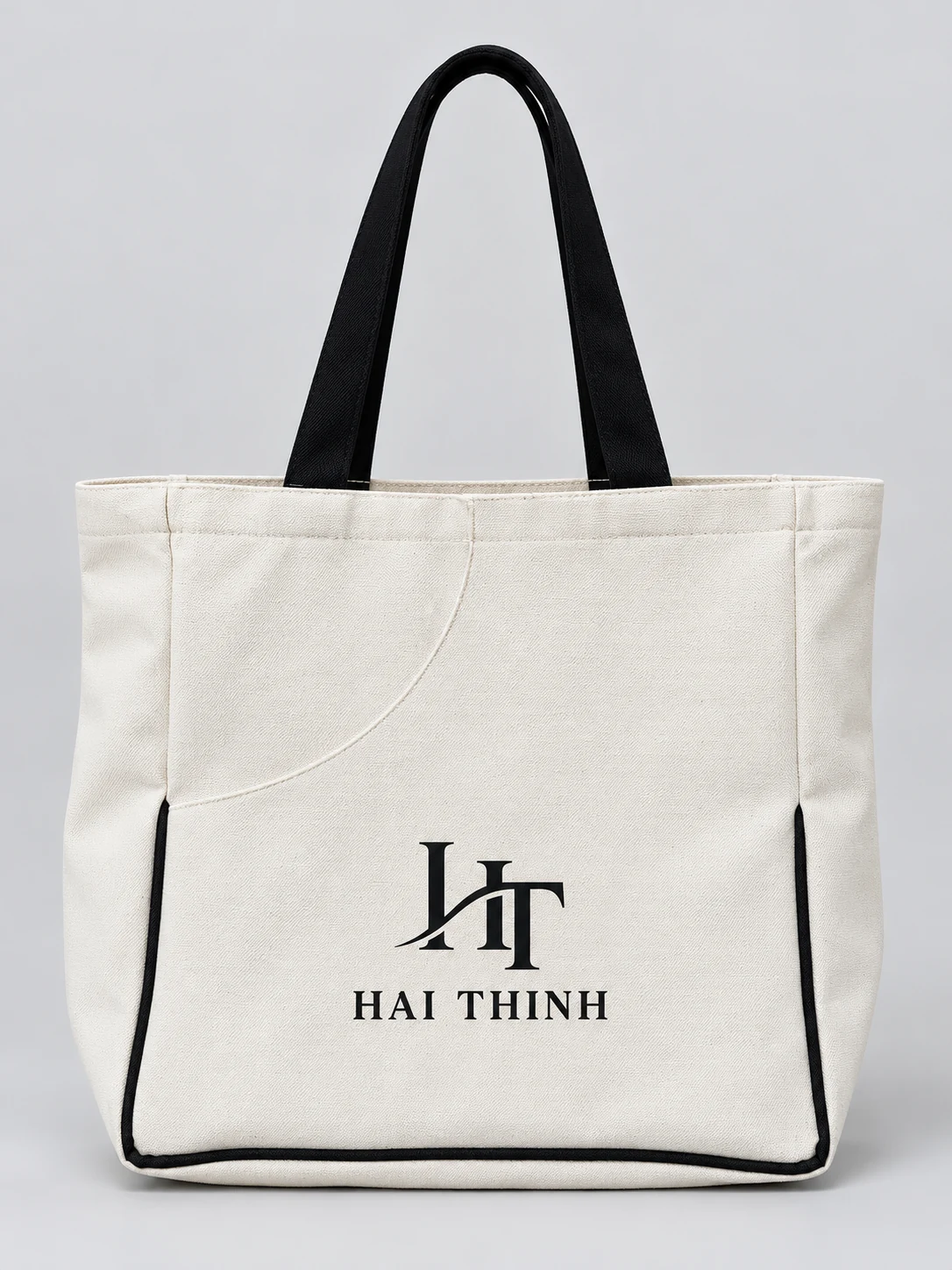 Minh họa logo HAI THINH một màu Minh họa logo HT HAI THINH một màu đen trên mặt túi canvas sáng