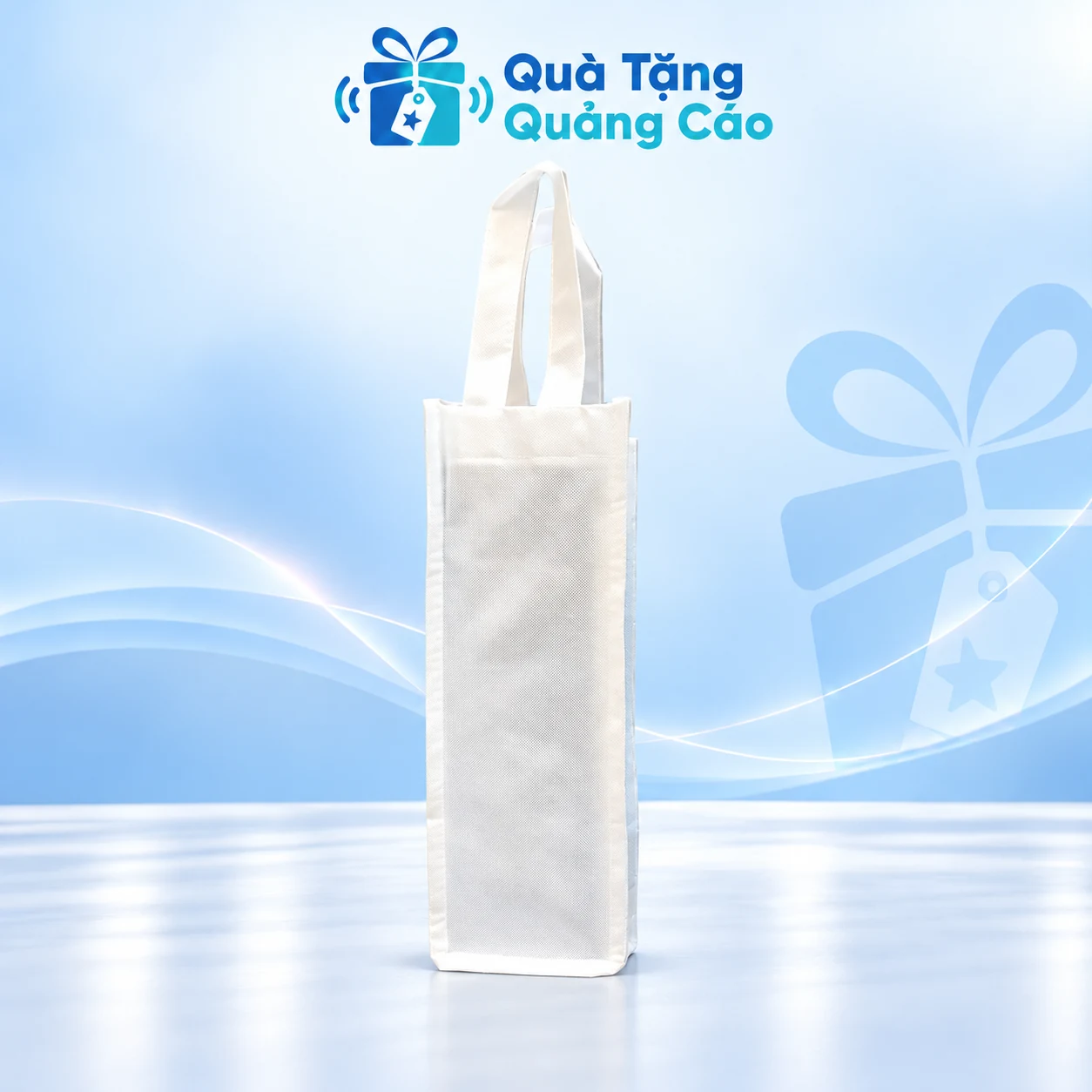 Túi không dệt dáng cao trên nền xanh nhạt Túi không dệt trắng dáng cao hai quai trên nền Quà Tặng Quảng Cáo