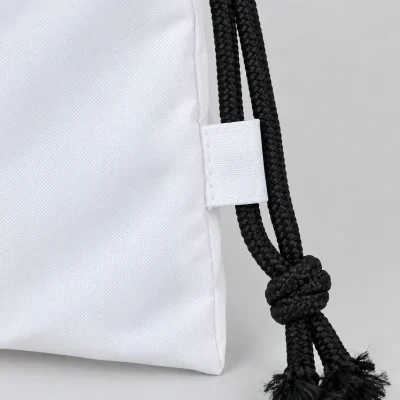 Chi tiết dây đen, nút thắt và tai luồn vải ở hông túi rút canvas