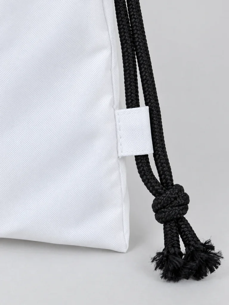 Chi tiết dây đen, nút thắt và tai luồn vải ở hông túi rút canvas