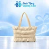 Túi vải dù chần bông màu kem có quai dài trên nền Quà Tặng Quảng Cáo