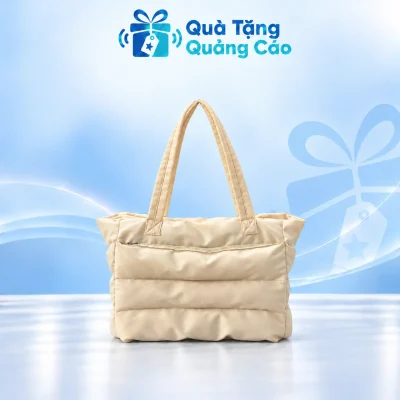 Túi vải dù chần bông màu kem có quai dài trên nền Quà Tặng Quảng Cáo