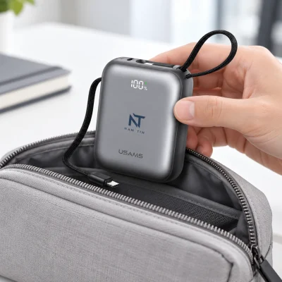 Minh họa cất pin USAMS CD258 PB86 vào túi phụ kiện