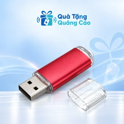 USB kim loại UKV 024 màu đỏ cùng nắp trong suốt trên nền xanh nhạt