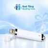 USB vỏ nhựa UNV 001 màu trắng viền màu bạc cùng nắp rời trên nền xanh nhạt