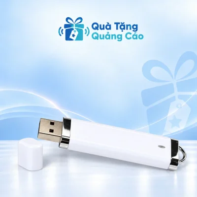 USB vỏ nhựa UNV 001 màu trắng viền màu bạc cùng nắp rời trên nền xanh nhạt