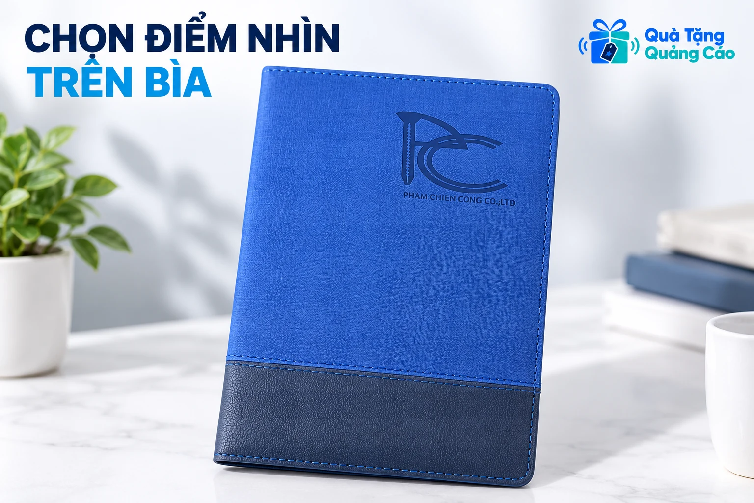Cận nhận diện PC trên bìa xanh và đường may phối navy của mẫu sổ