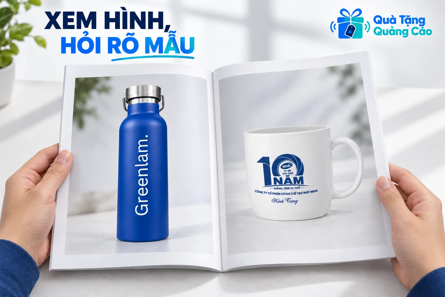 Tay xem tài liệu ảnh minh họa hai mẫu bình và cốc trên bàn sáng