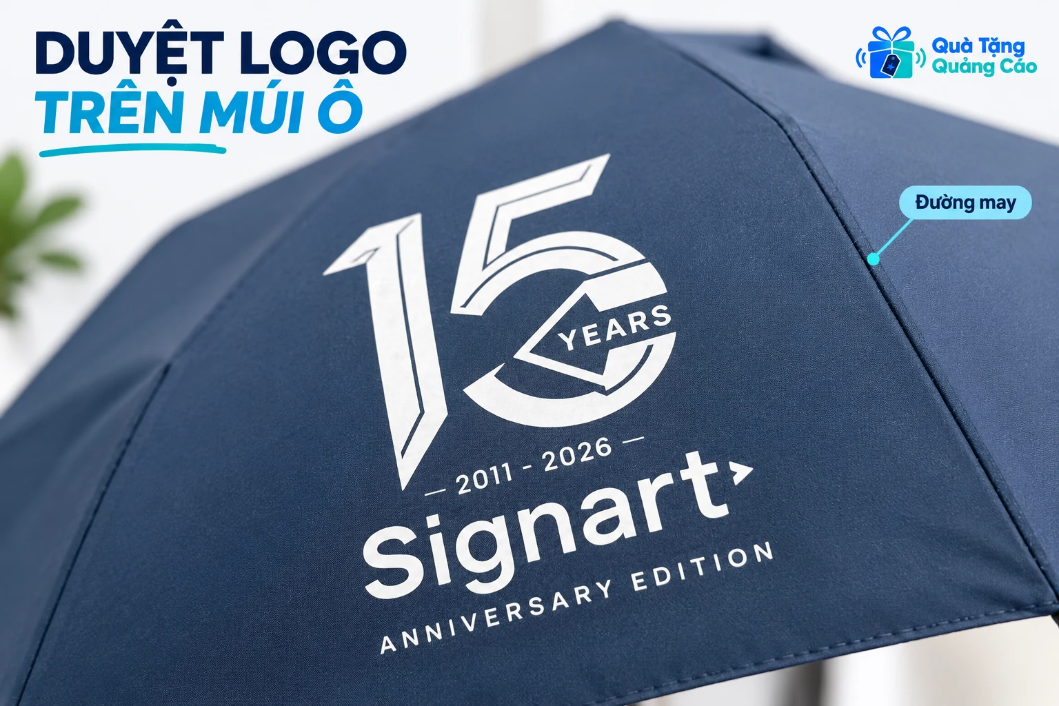 Cận hình in Signart trên múi ô xanh đậm, cạnh đường may và mép tán