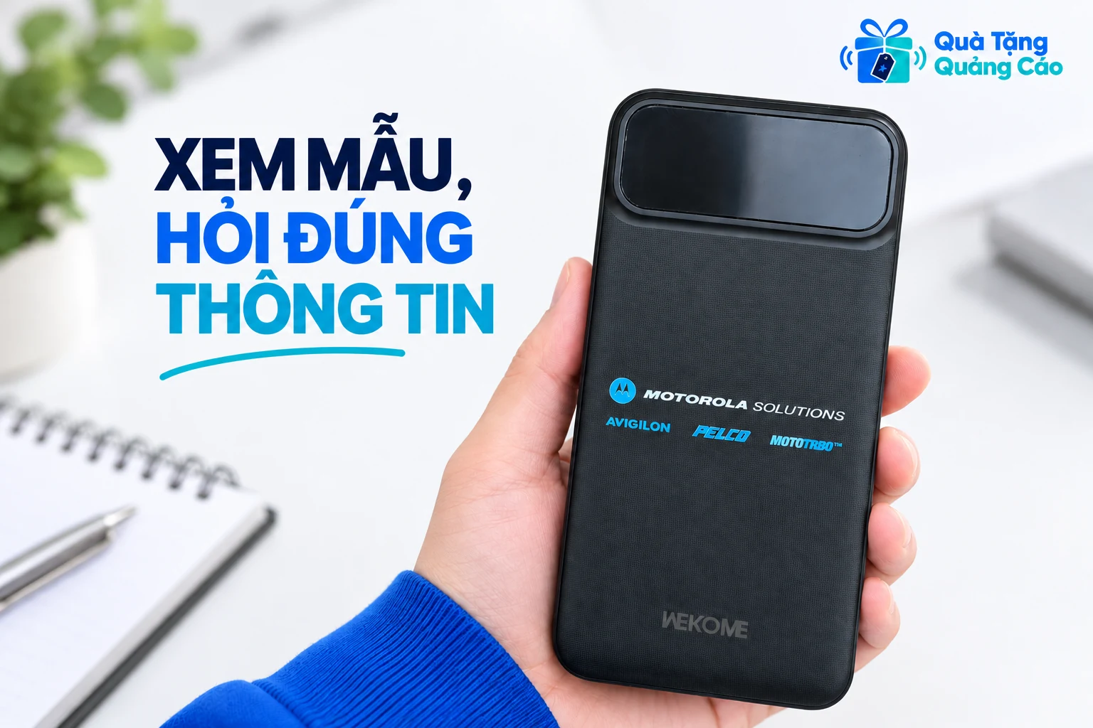 Tay cầm mẫu sạc dự phòng đen có nội dung Motorola Solutions và WEKOME