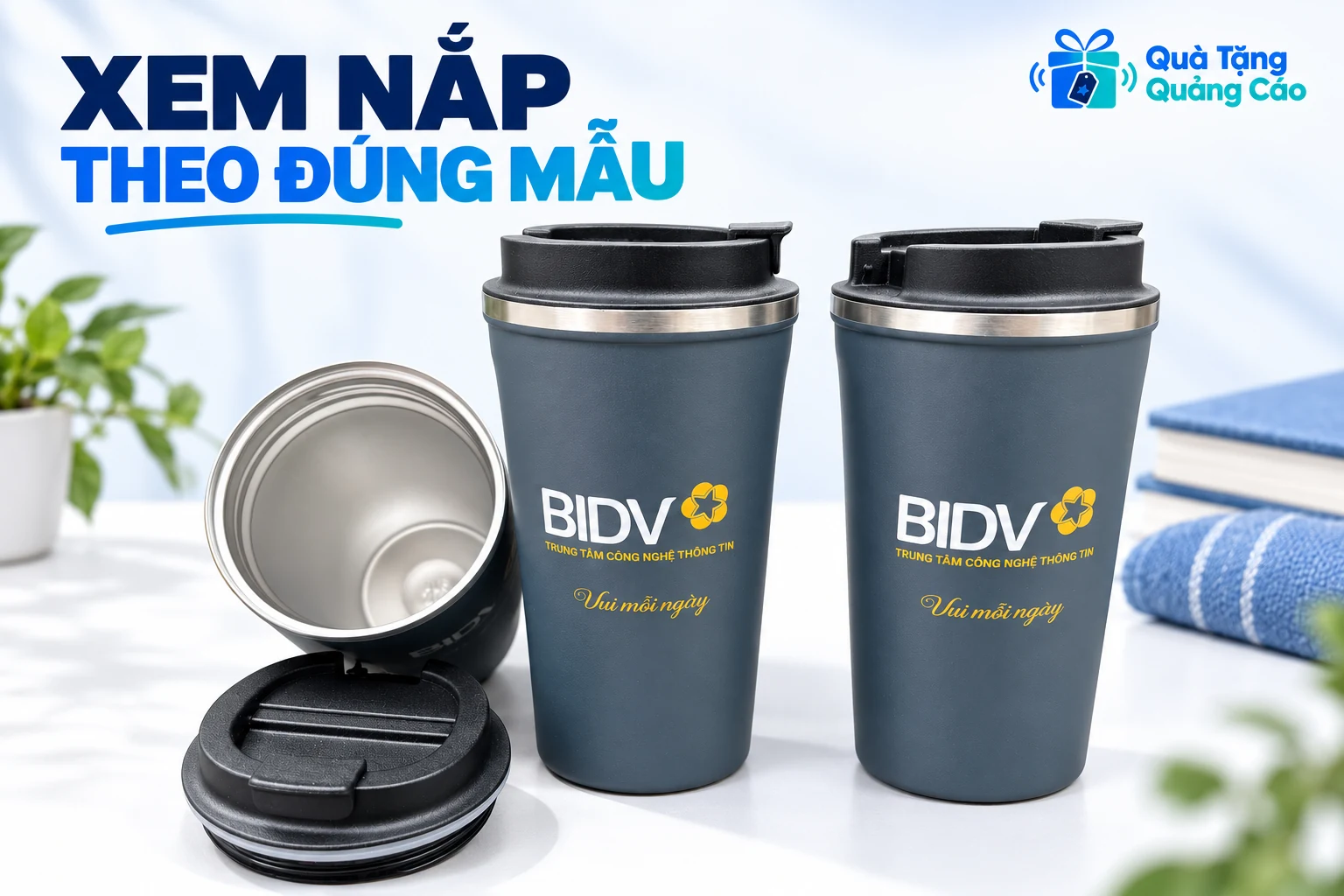 Hai ly xám đóng nắp, một ly mở và nắp rời được giữ theo cấu tạo nhìn thấy trong ảnh nguồn