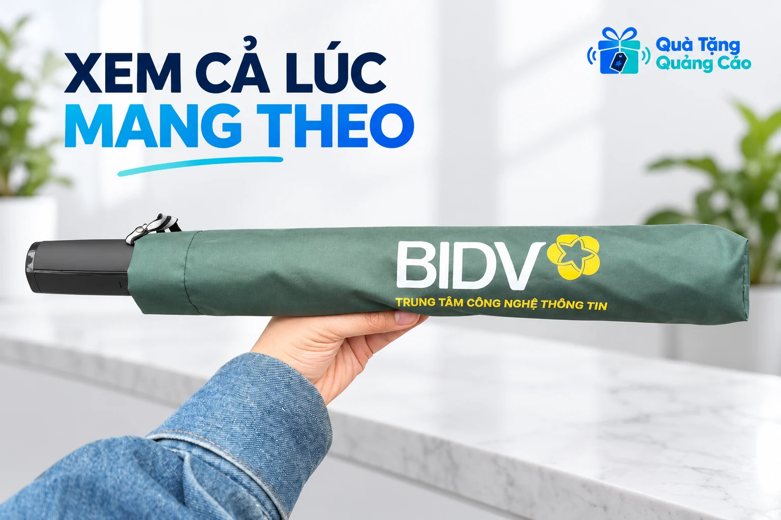 Tay cầm ô xanh đã có bao, nhìn rõ phần tay cầm nhô ra và logo trên bao